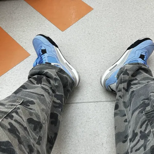 EM Sneakers Jordan 4 Retro University Blue review 