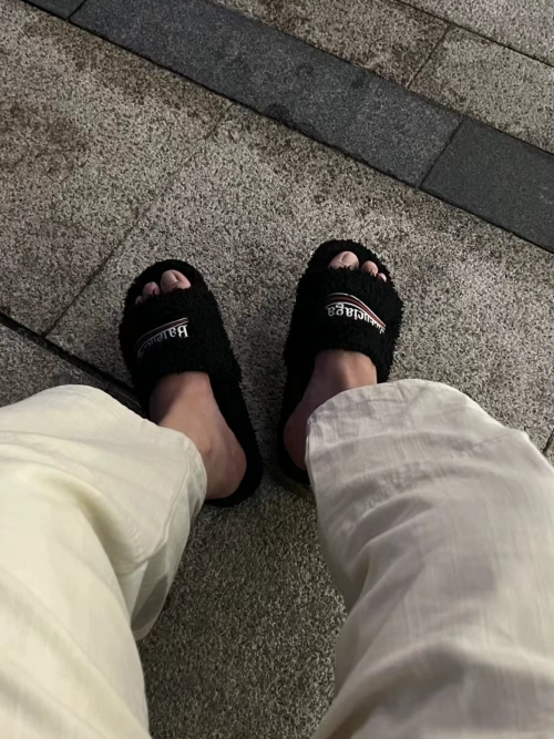 EM Sneakers Balenciaga Furry Slide Black reviewed by