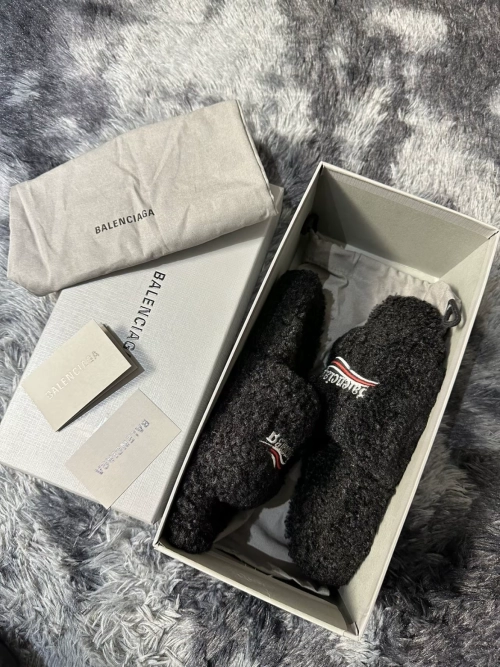 EM Sneakers Balenciaga Furry Slide Black reviewed by