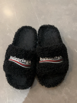 EM Sneakers Balenciaga Furry Slide Black review Teonna Thompson 2025 01
