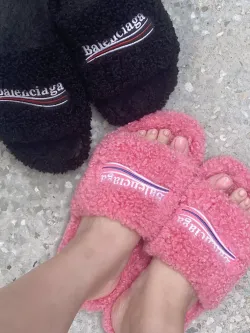 EM Sneakers Balenciaga Furry Slide Pink review Kristen Dawkins