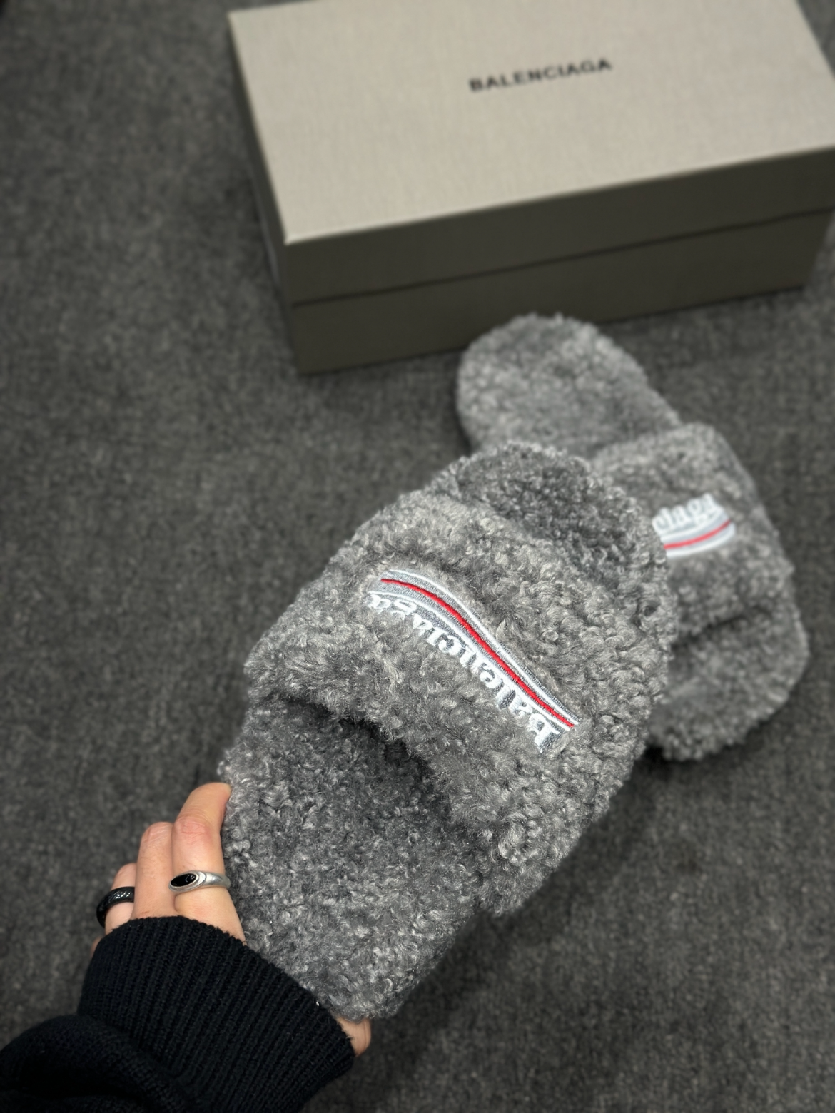 EM Sneakers Balenciaga Furry Slide Grey review 2