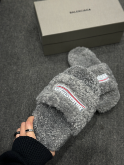 EM Sneakers Balenciaga Furry Slide Grey review Amya Randolph 03
