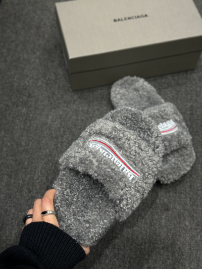 EM Sneakers Balenciaga Furry Slide Grey review Amya Randolph 02