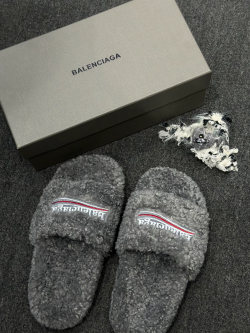 EM Sneakers Balenciaga Furry Slide Grey review Amya Randolph 02