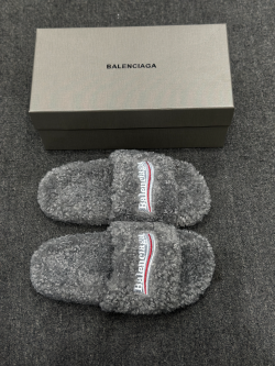 EM Sneakers Balenciaga Furry Slide Grey review Amya Randolph 05