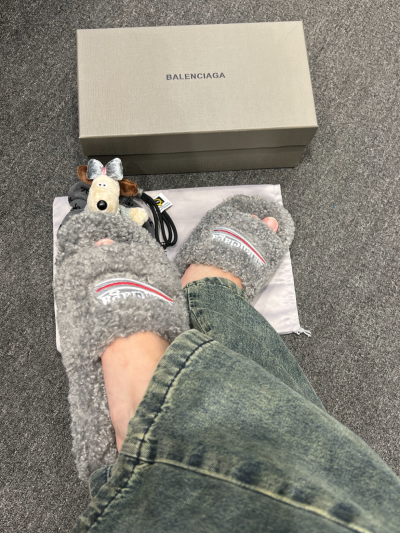 EM Sneakers Balenciaga Furry Slide Grey review Ayden Gillespie 02