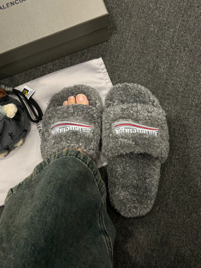 EM Sneakers Balenciaga Furry Slide Grey review Ayden Gillespie 00