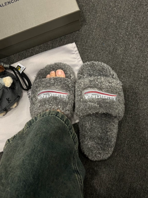 EM Sneakers Balenciaga Furry Slide Grey reviewed by