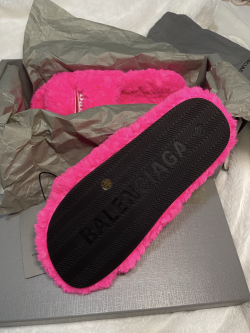 EM Sneakers Balenciaga Furry Slide Light Pink review Jiyaah Moore 01