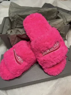 EM Sneakers Balenciaga Furry Slide Light Pink review Jiyaah Moore 02