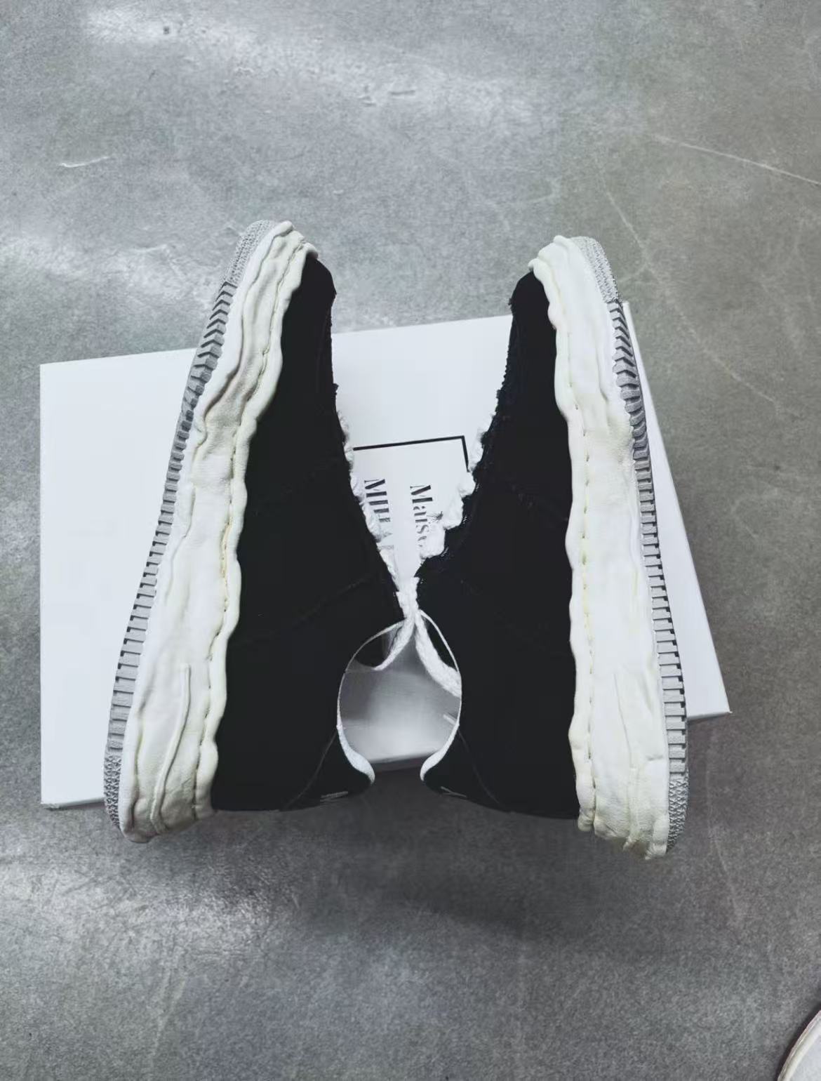 EM Sneakers Mihara Yasuhiro White and Black Gray Low NO.769 review 1