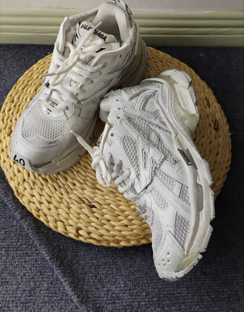 EM Sneakers Balenciaga Runner White review 