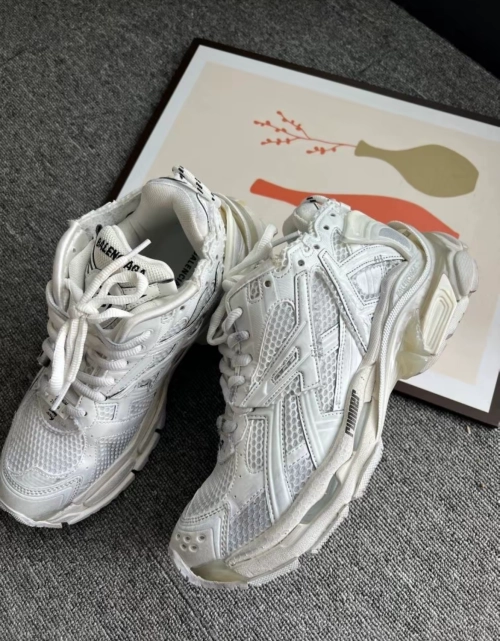 EM Sneakers Balenciaga Runner White reviewed by