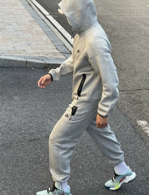 EM Sneakers Nike Sportswear Tech Fleece Full-Zip Hoodie & Joggers Set Dark Heather Gray reviewed by