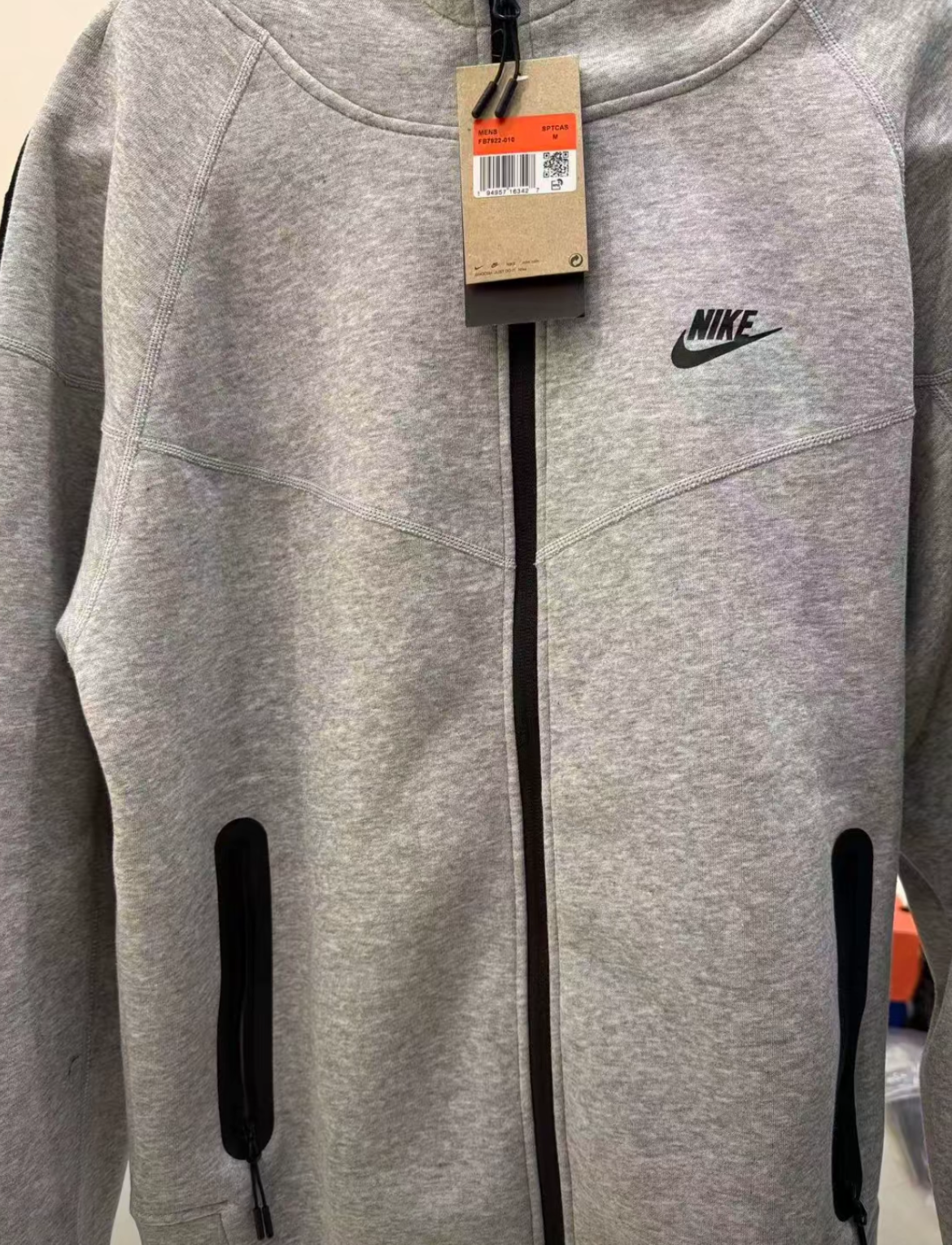 EM Sneakers Nike Sportswear Tech Fleece Full-Zip Hoodie & Joggers Set Dark Heather Gray review Ben Bendyk 01
