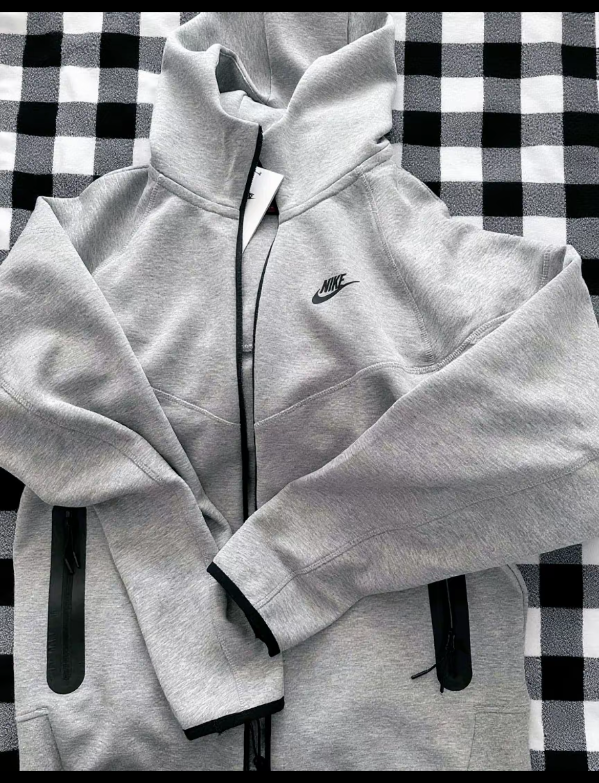 EM Sneakers Nike Sportswear Tech Fleece Full-Zip Hoodie & Joggers Set Dark Heather Gray review Ravyn Turner
