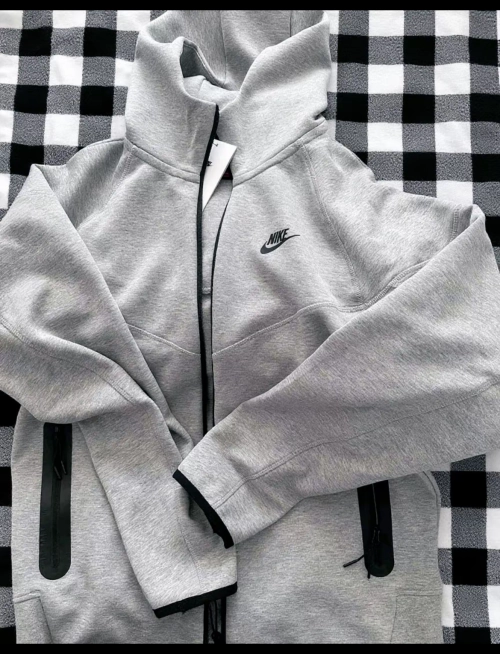 EM Sneakers Nike Sportswear Tech Fleece Full-Zip Hoodie & Joggers Set Dark Heather Gray reviewed by