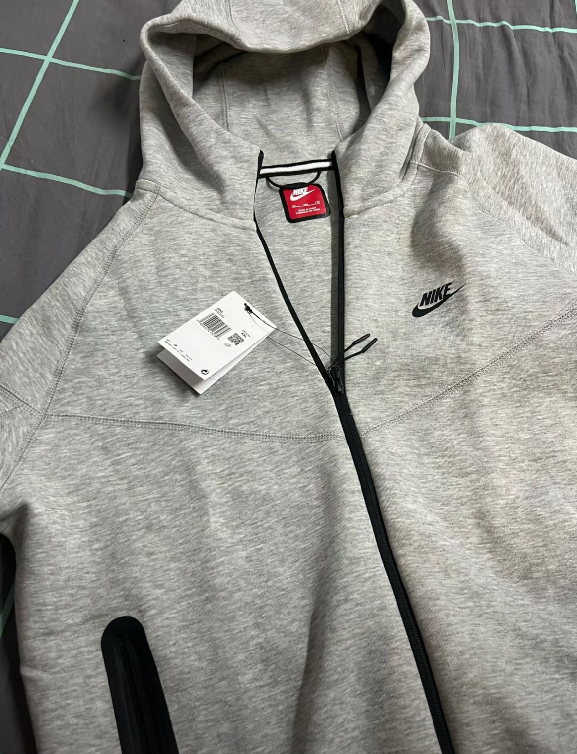 EM Sneakers Nike Sportswear Tech Fleece Full-Zip Hoodie & Joggers Set Dark Heather Gray review Kristen Wright