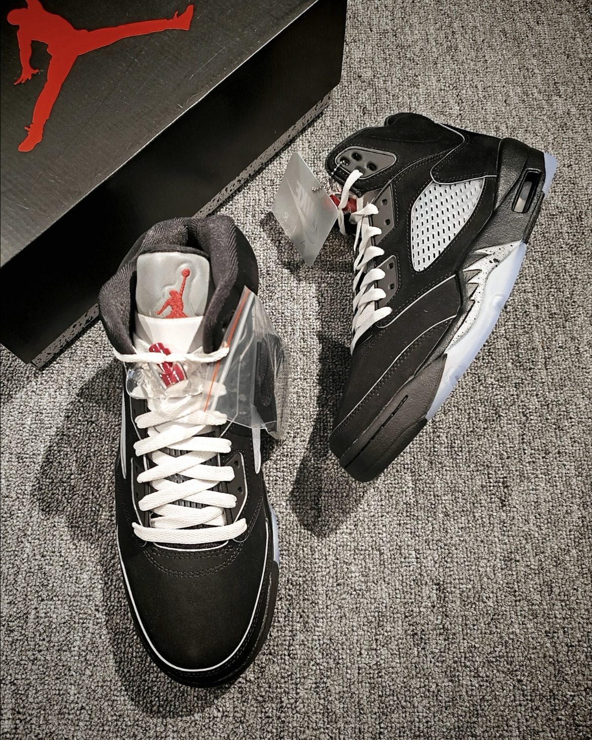 EM Sneakers Jordan 5 Retro Black Metallic Reimagined review 0