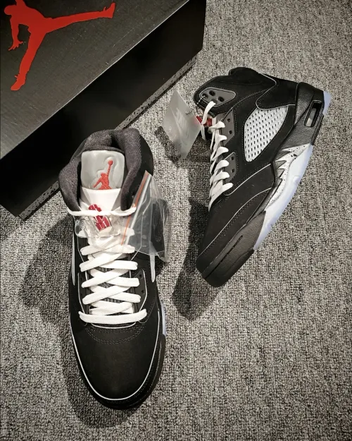 EM Sneakers Jordan 5 Retro Black Metallic Reimagined review 