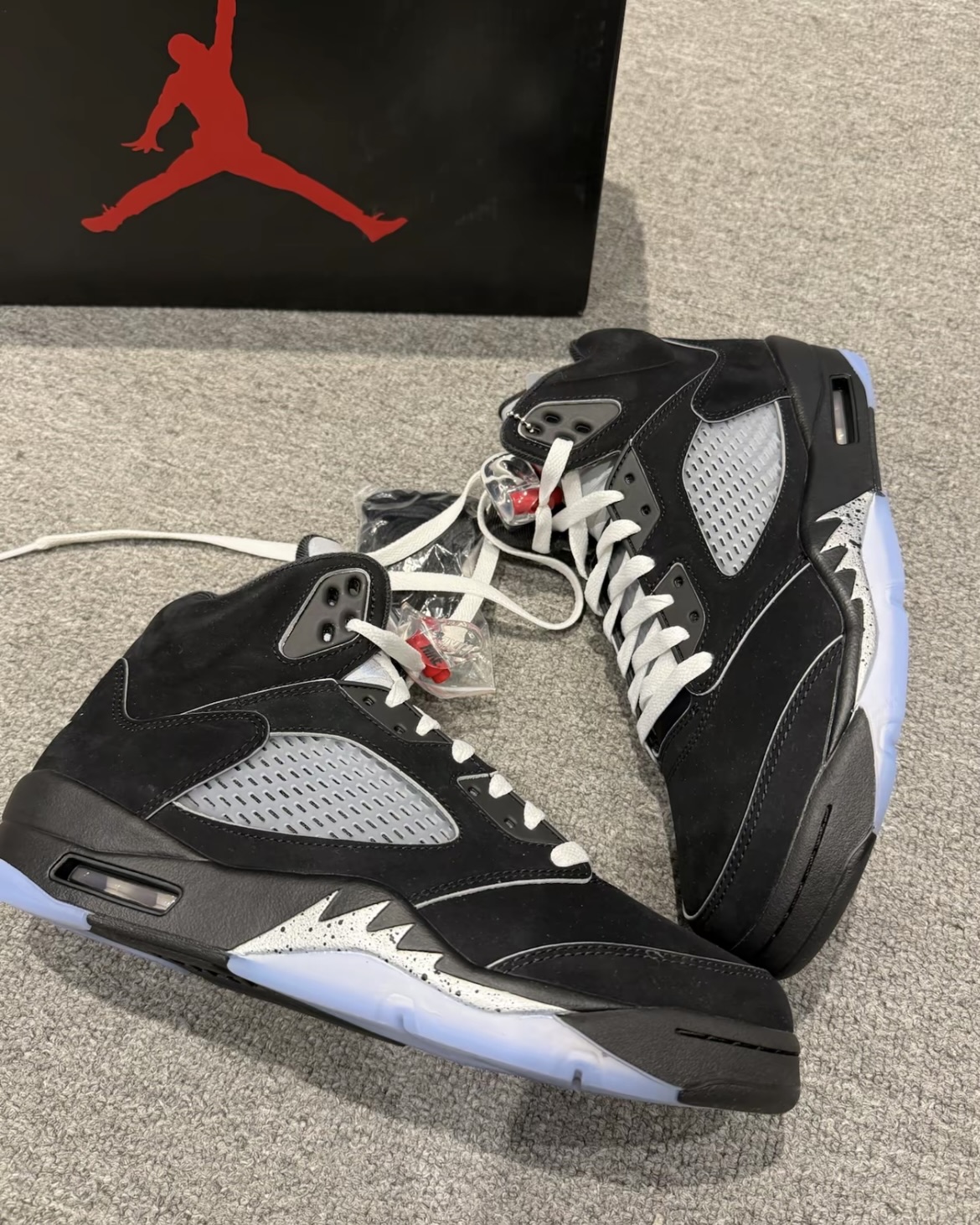 EM Sneakers Jordan 5 Retro Black Metallic Reimagined review 1