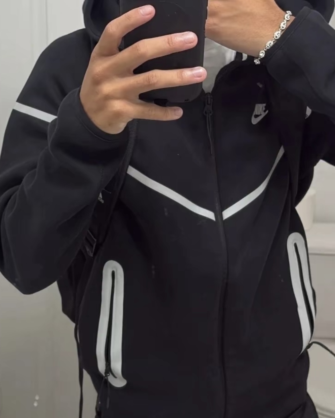 EM Sneakers Nike Sportswear Tech Fleece Full-Zip Hoodie & Joggers Set Dark Heather Black White review Oscarina Negron 01