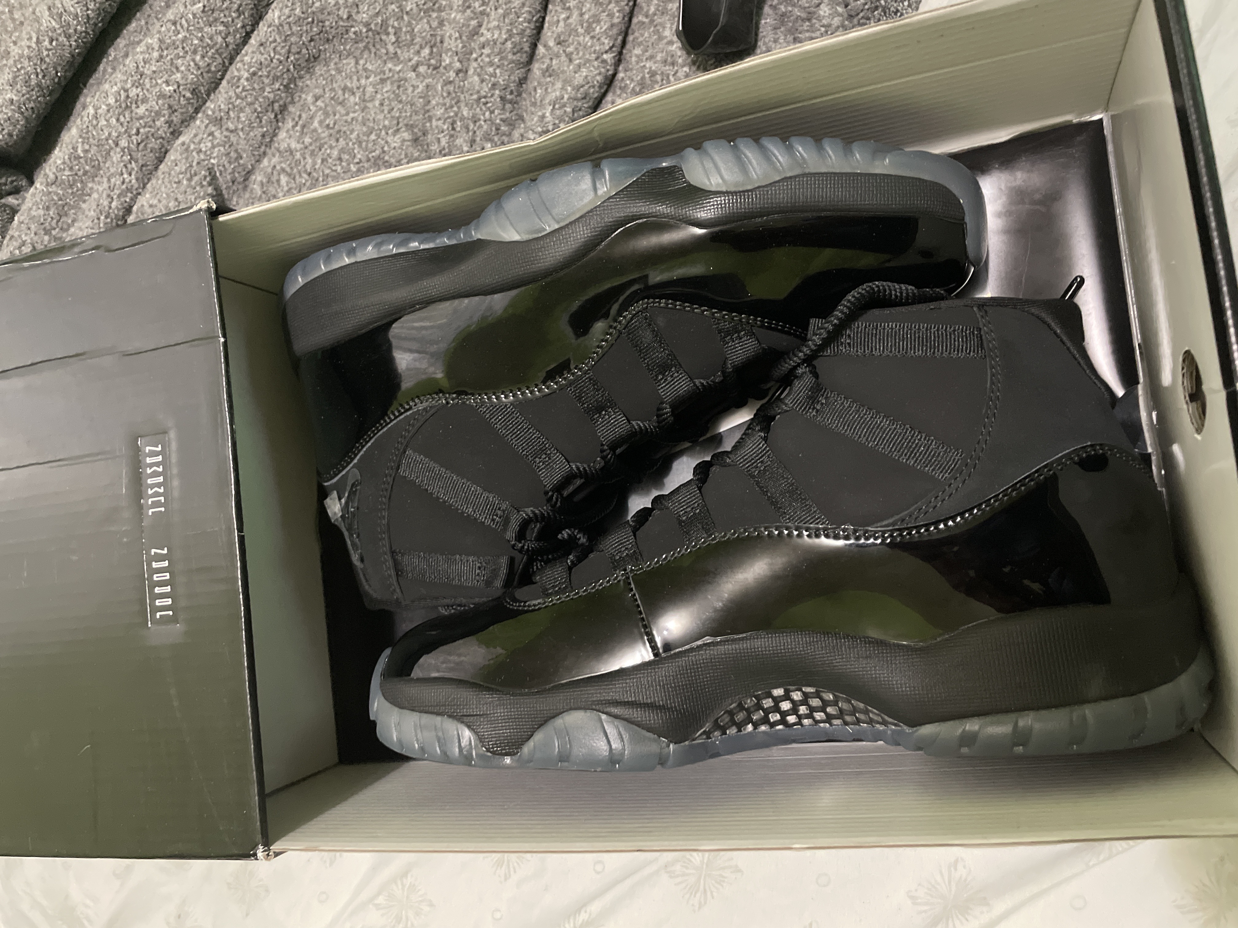 EM Sneakers Jordan 11 Retro Cap and Gown review 0