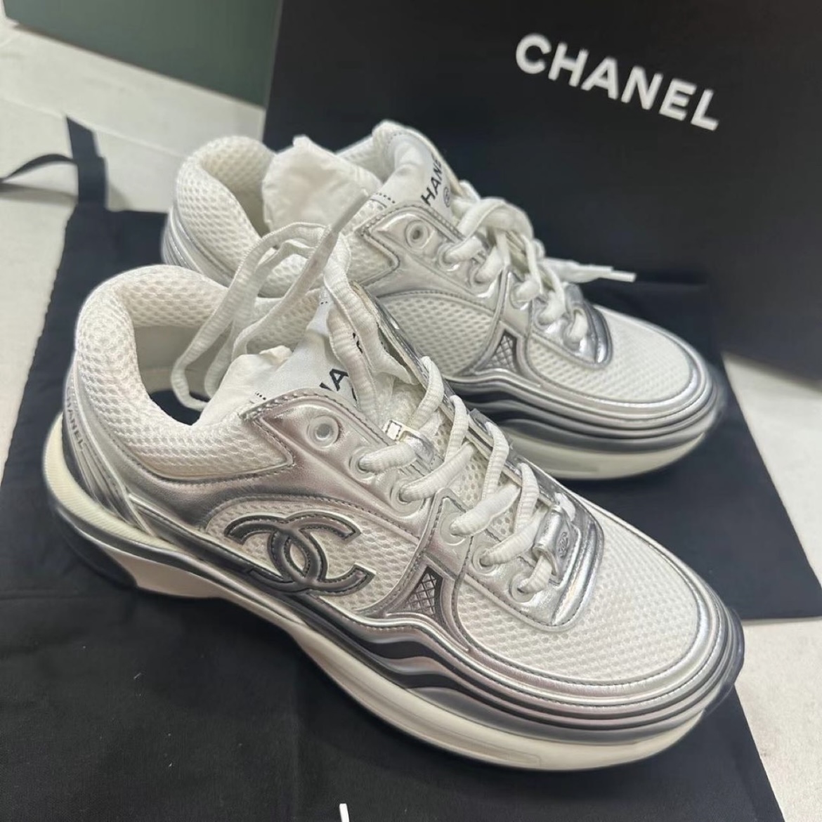 EM Sneakers Chanel Low Top Trainer Silver Black review Gustavo Ramos