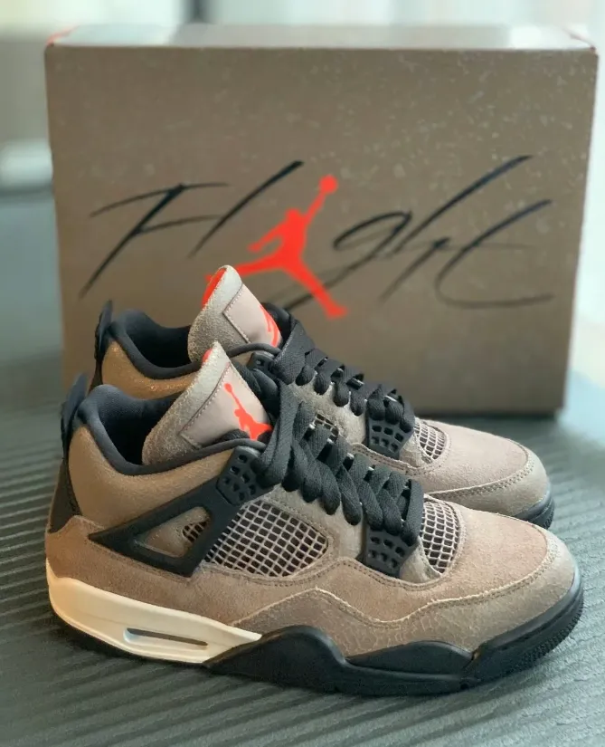 EMSneakers provides 1:1 replica sneakers. EMSneakers reps Air Jordan4