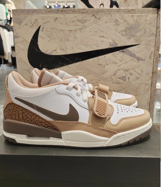 EM Sneakers has recreated this pair of shoes 1:1 with the same appearance and quality as the original