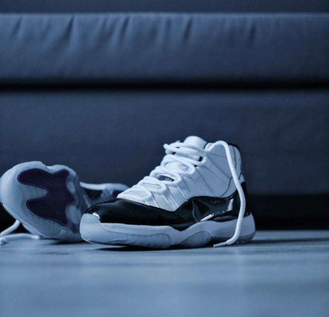 EMSneakers provides 1:1 replica sneakers. EMSneakers reps Air Jordan 11 Retro LowConcord are of great quality and easy to match.
