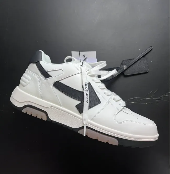 EM Sneakers has recreated this pair of shoes 1:1 with the same appearance and quality as the original.