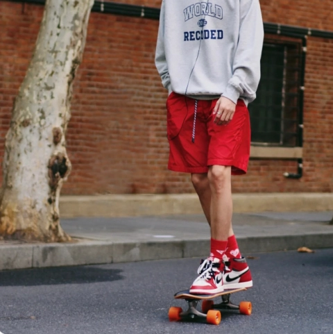 Jordan 1 Retro Chicago is indispensable in retro outfits