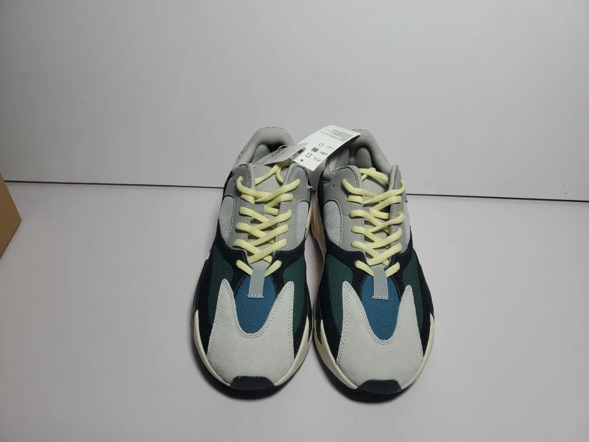 EM Sneakers QC pictures of two pairs of shoes