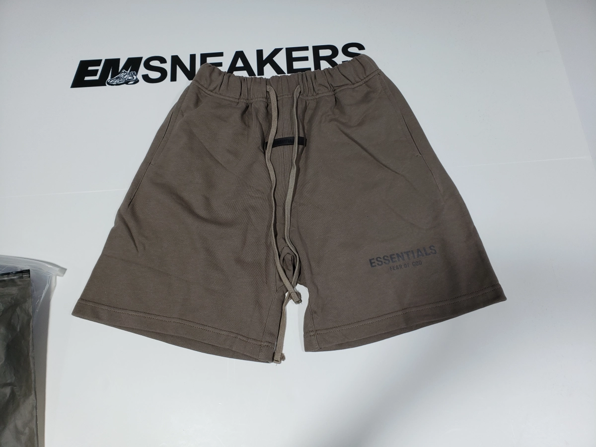 EM Sneakers QC |  Fear of God Essentials Classic Sweatshort -017 Taupe