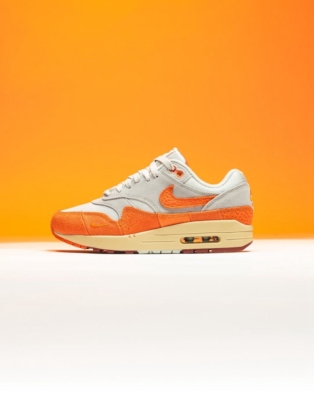 Fakeyeezyshop is celebrating the 35th anniversary of Air Max 1.Recently, the new color matching Air Max 1 ushered in the latest physical exposure!