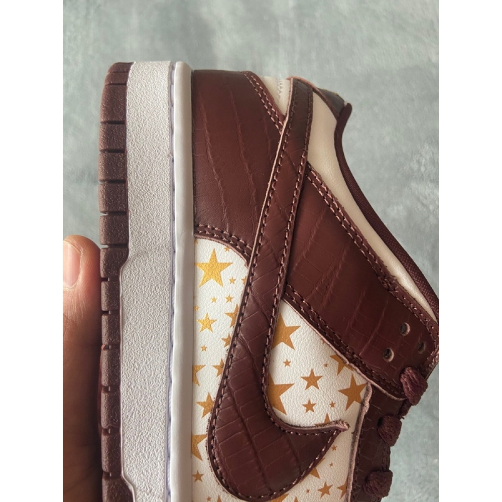 Supreme x Nike SB Dunk Low "Brown Stars” DH3228-103