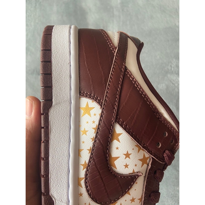 Supreme x Nike SB Dunk Low "Brown Stars” DH3228-103
