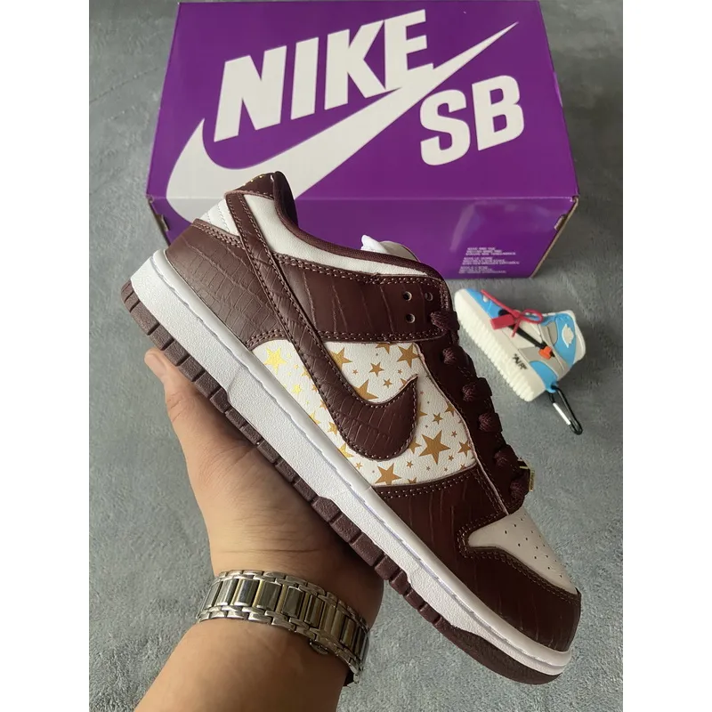 Supreme x Nike SB Dunk Low "Brown Stars” DH3228-103