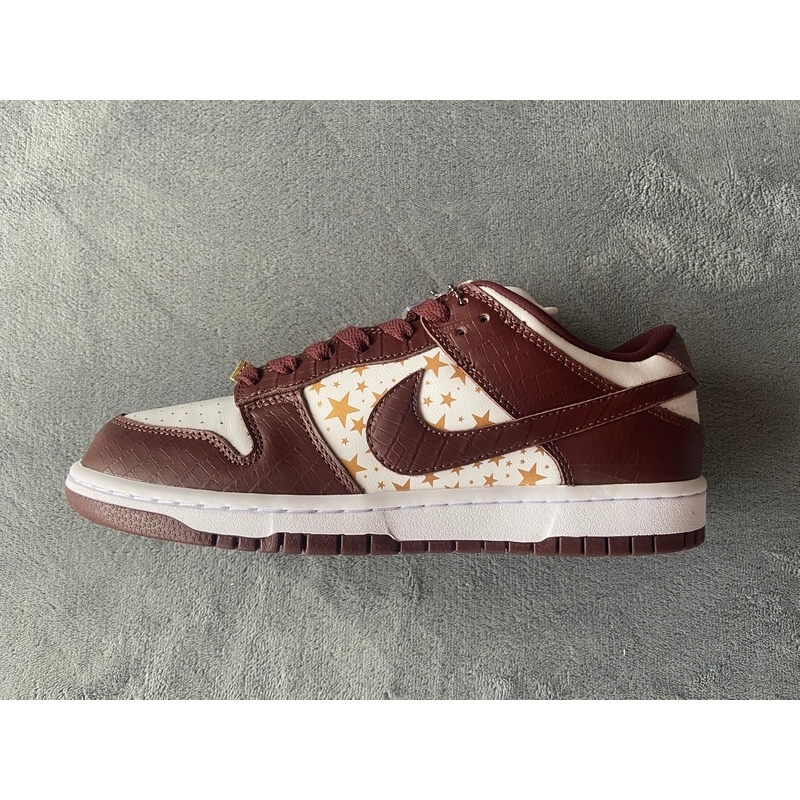 Supreme x Nike SB Dunk Low "Brown Stars” DH3228-103