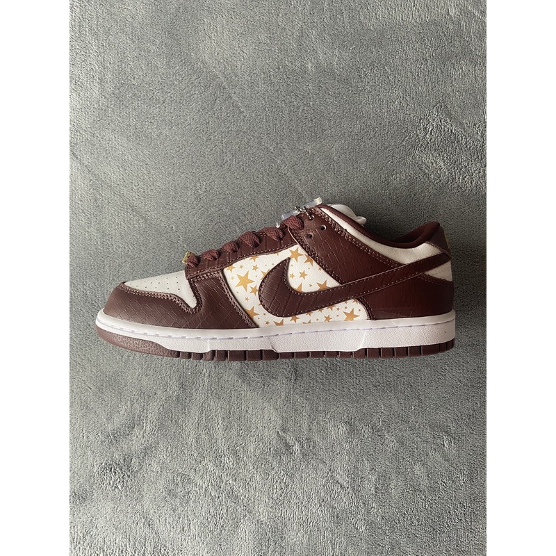 Supreme x Nike SB Dunk Low "Brown Stars” DH3228-103