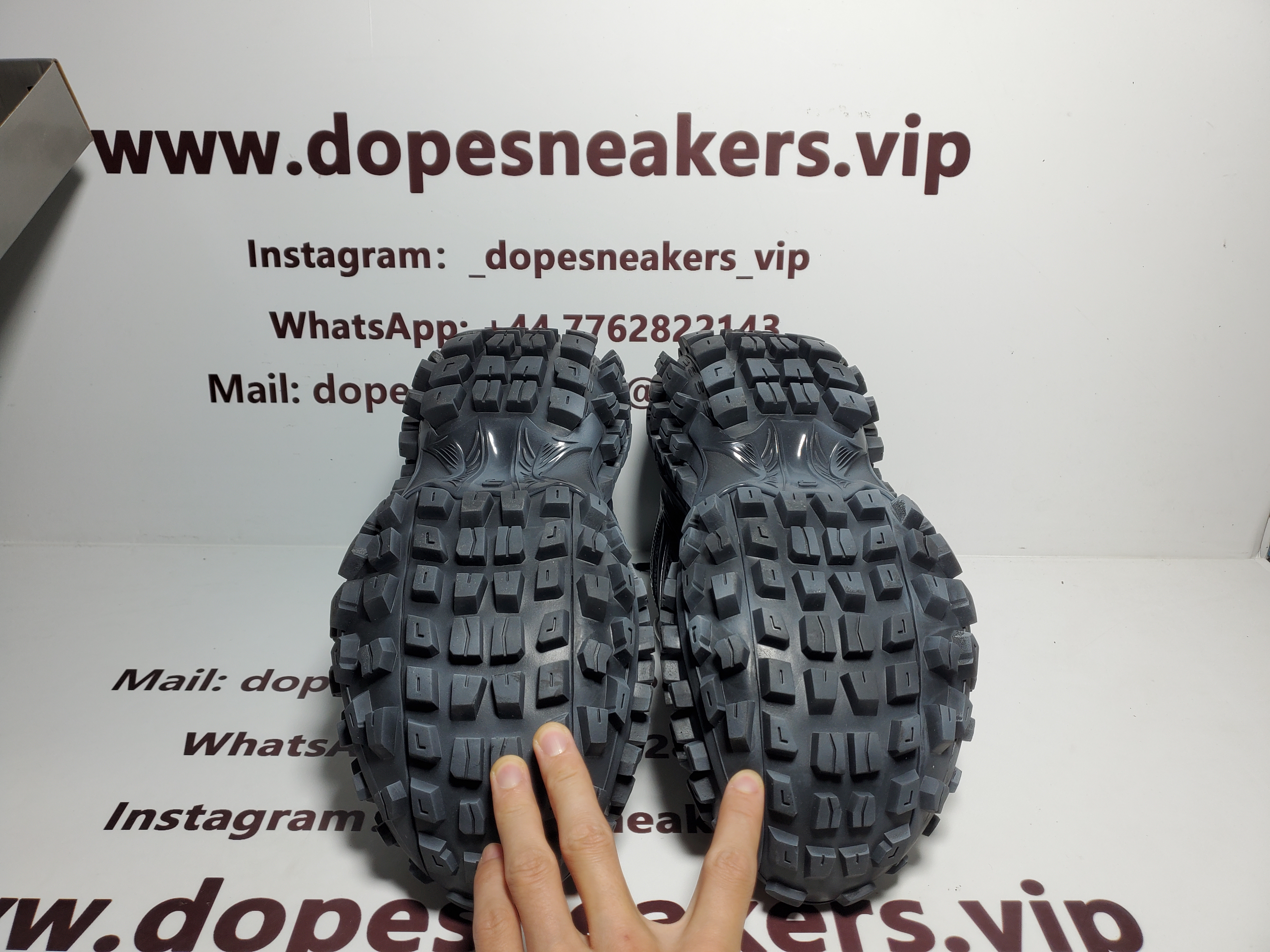 Balenciaga Defender Black 685613 W2RA6 1000