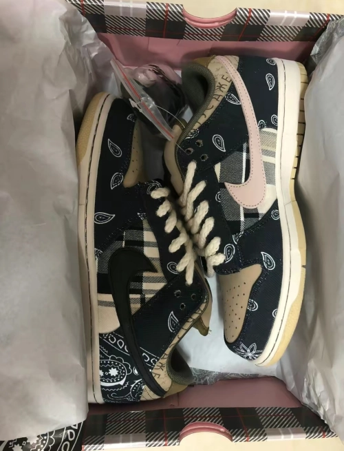 Dope Sneakers Travis Scott x Nike SB Dunk Low CT5053-001  review 
