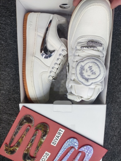 Travis Scott x Nike Air Force 1“White” AQ4211-100 review Duke Carter 01