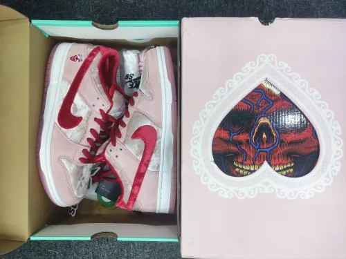 Dunk Low StrangeLove Skateboards (Special Box) CT2552-800 review 