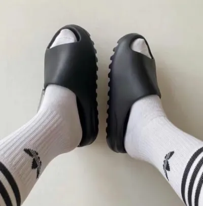 Dope sneakers Adidas Yeezy Slide Reps Onyx HQ6448  review Katherine Macaulay