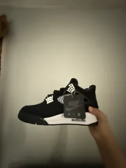 Air Jordan 4 Retro White Thunder FQ8138-001 review Hosam obaid 03