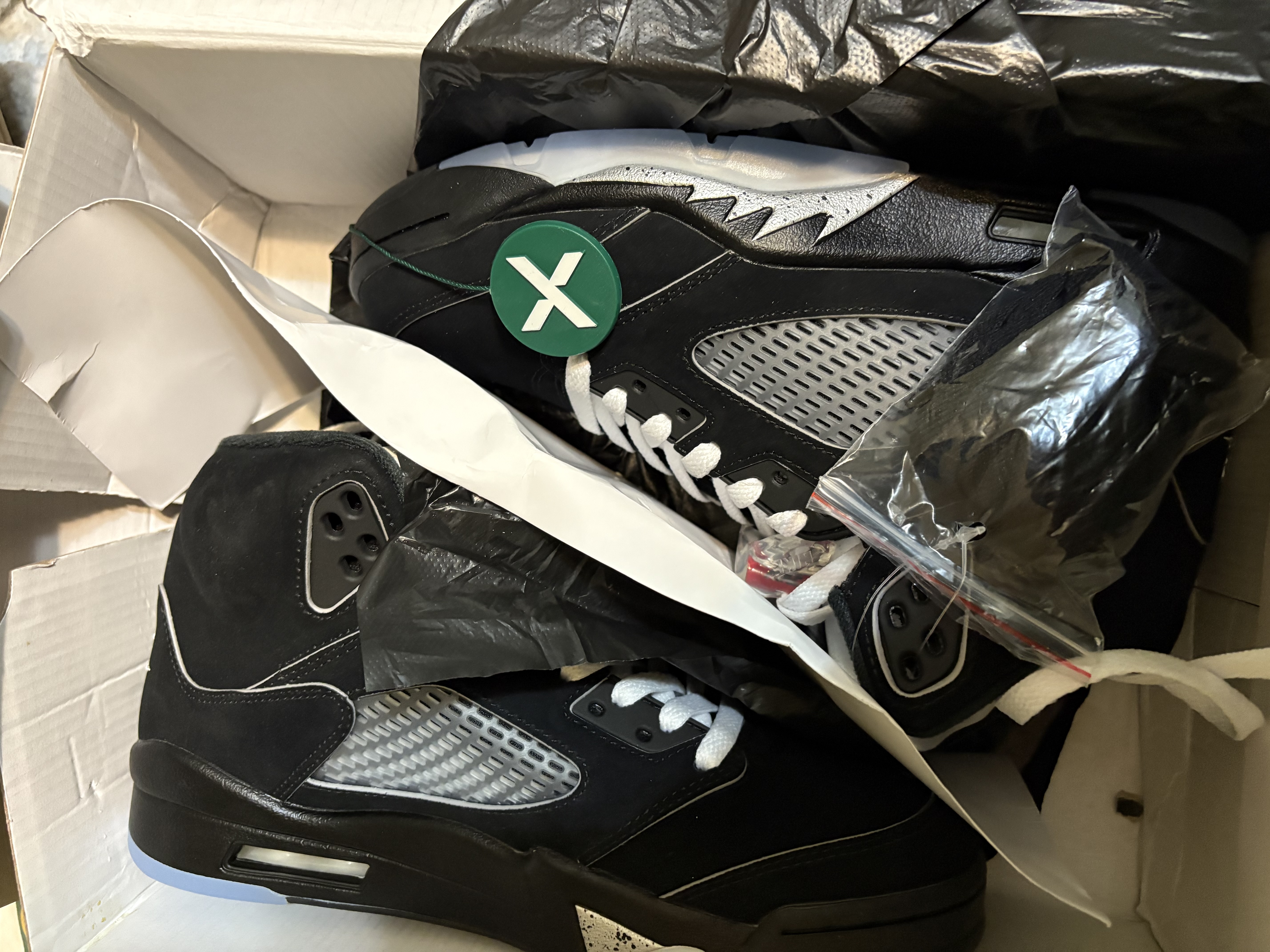 Air Jordan 5“Black Metallic Reimagined" HF3975-001 review . 02