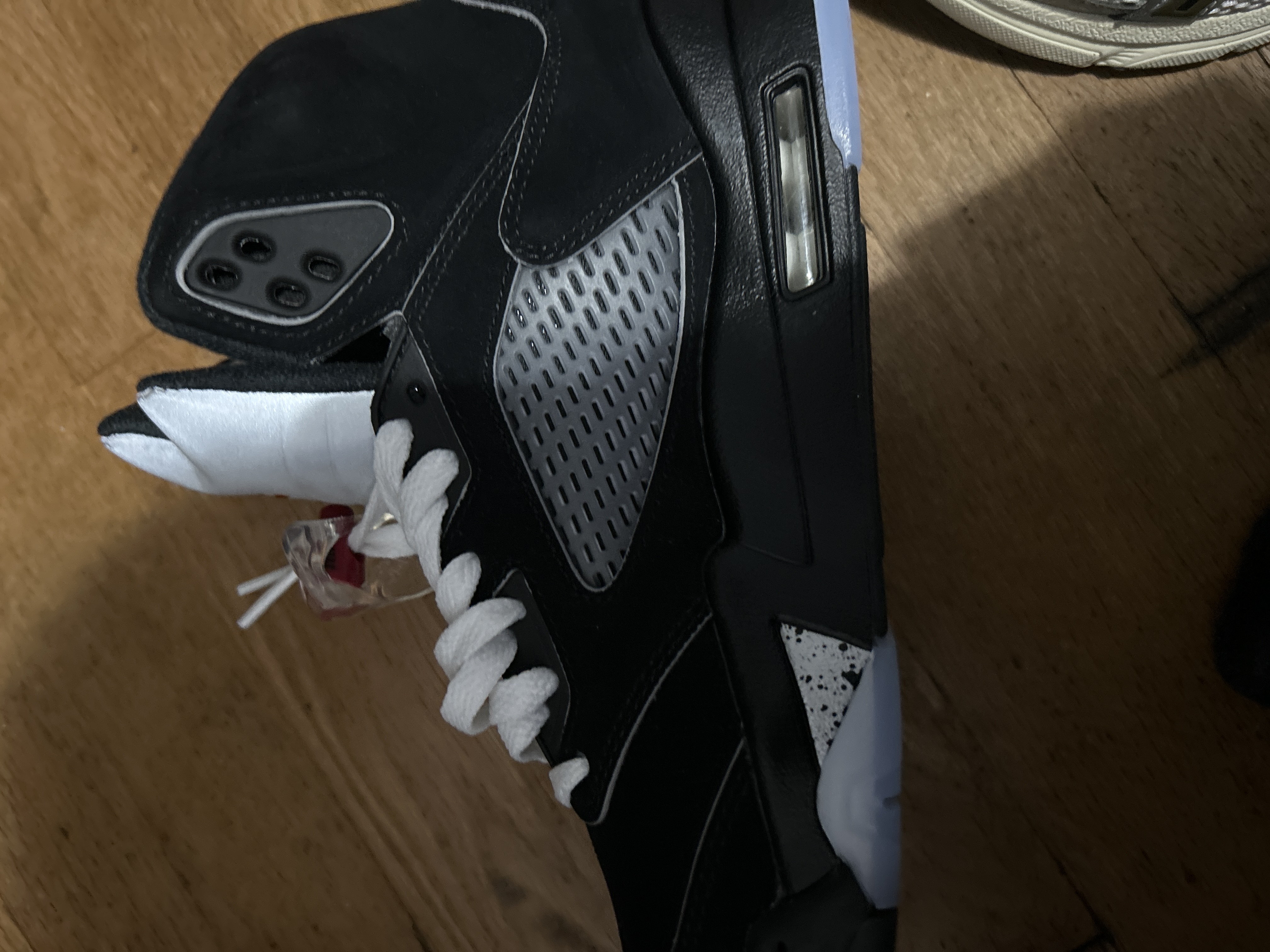 Air Jordan 5“Black Metallic Reimagined" HF3975-001 review leo 01
